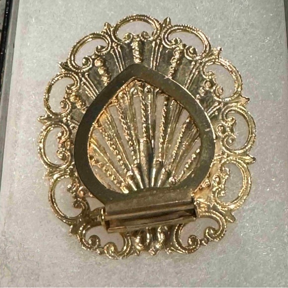 Elegant Gold scarf holder - Picture 3 of 4